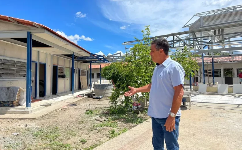 Prefeito de Branquinha acompanha andamento das obras de escolas da zona rural