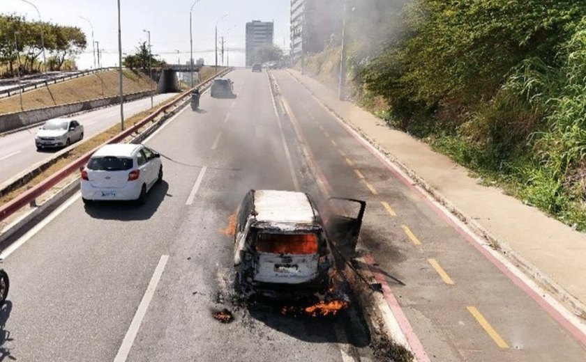 Carro é destruído por incêndio em avenida Josepha de Mello em Maceió