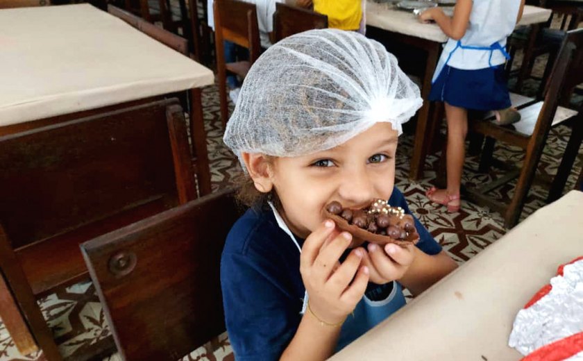 Crianças do Serviço de Convivência do Lar São Domingos em Maceió, participam de oficina de ovos de Páscoa