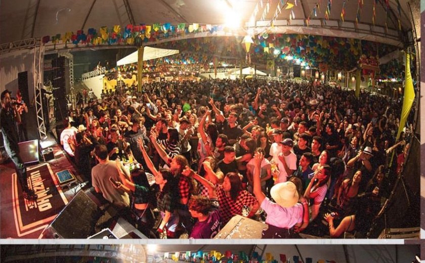 Kil lota a praça Basiliano no primeiro dia de festa da FEMIL em União