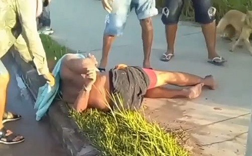 Assaltante tem mãos amarradas e é agredido por populares em Maceió