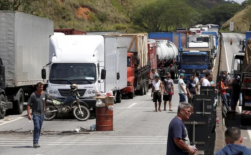 PRF afirma que há bloqueios de caminhoneiros em 11 estados e no DF