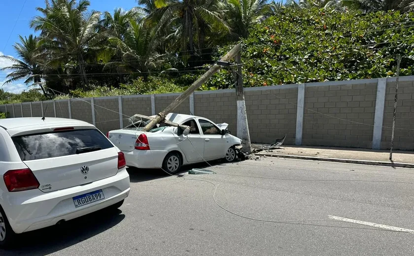 Poste é quebrado em acidente e cai sobre carro em Maceió