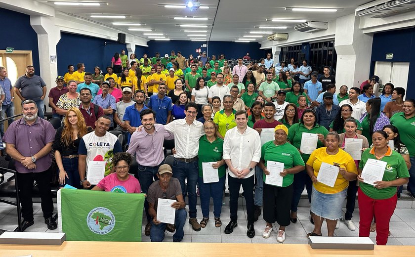 Governo de Alagoas entrega maquinários e equipamentos para catadores de materiais recicláveis