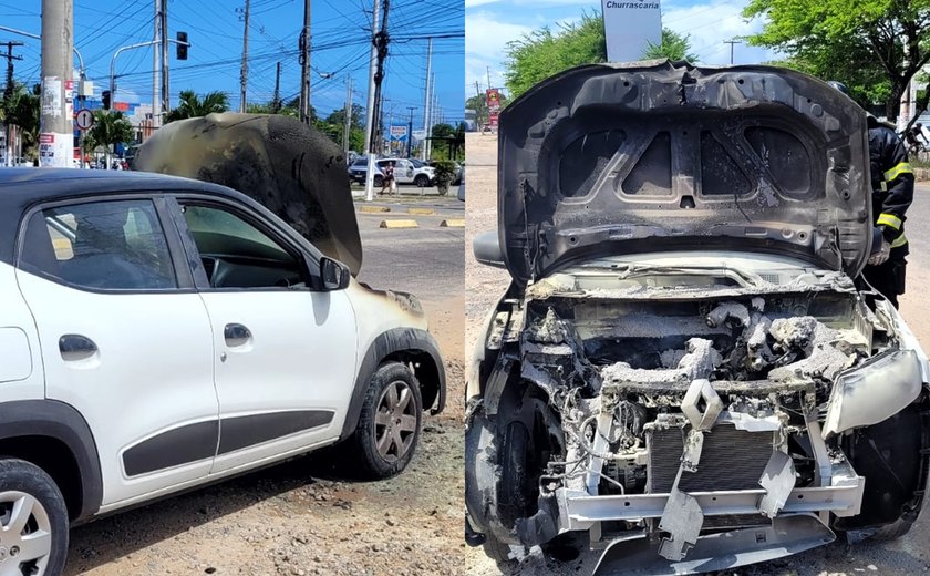 Carro pega fogo no bairro do Antares, em Maceió