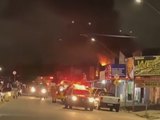 Incêndio atinge loja de motos no Centro de Maceió e deixa bombeiro ferido