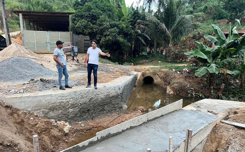 Prefeito Arthur Freitas acompanha obras de construção de ponte na zona rural