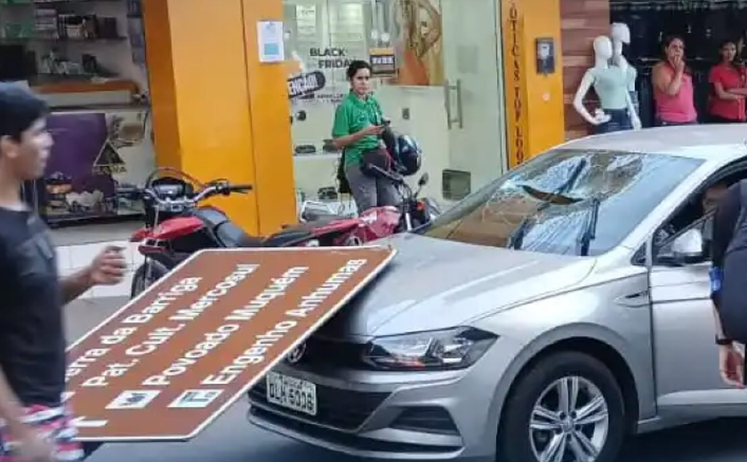 Placa de sinalização despenca sobre carro no centro de União dos Palmares