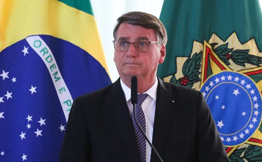 Bolsonaro rebate acusação sobre ser misógino: 'Então eu gosto de homens, pô'