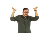 Transformando frustrações e dilemas em risadas, Afonso Padilha volta a Maceió com seu novo show