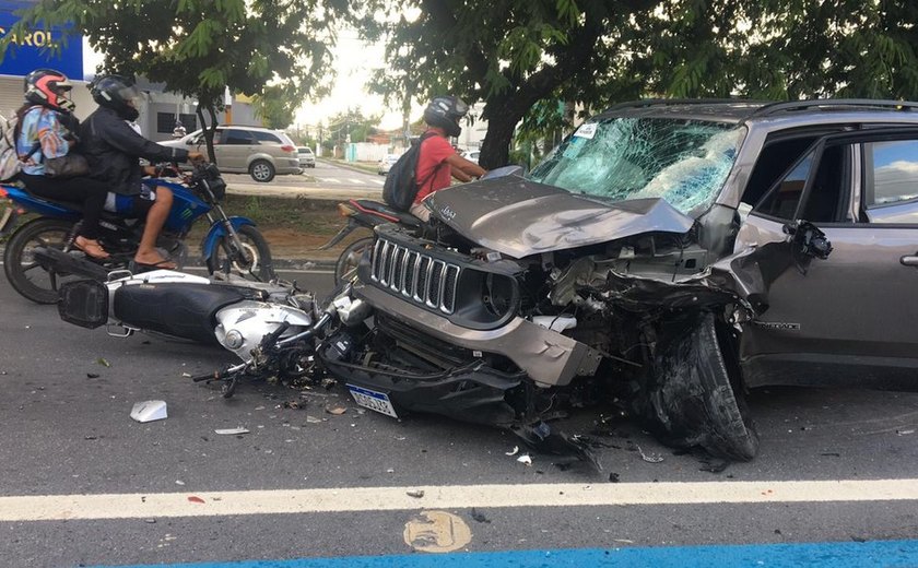 Motorista invade contra mão, deixa um morto e dois gravemente feridos