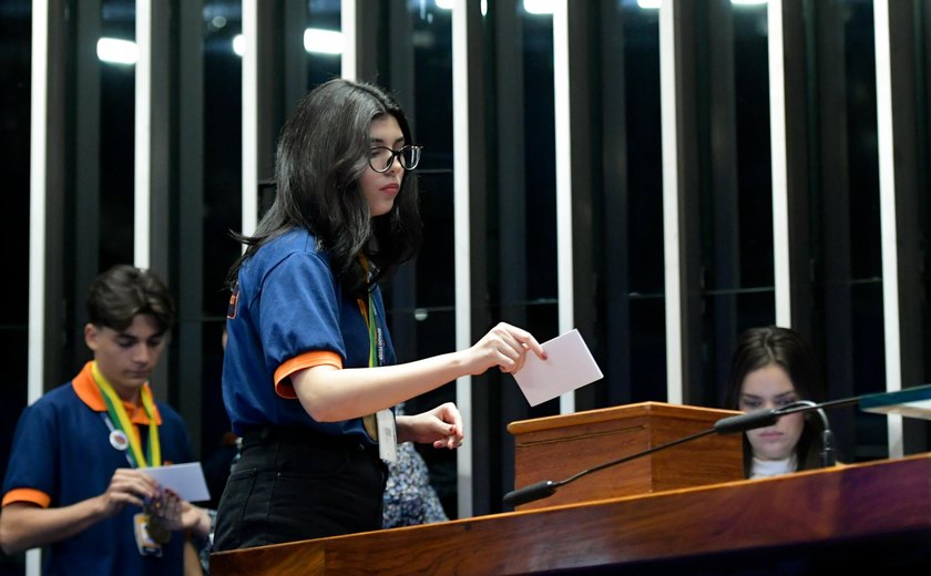 Programa Jovem Senador: estudante alagoana é empossada em Brasília