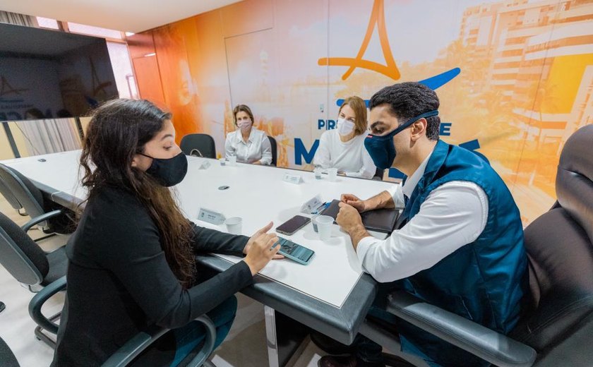 Prefeito JHC recebe estudante do SESI finalista do Nobel da Educação e discute parcerias