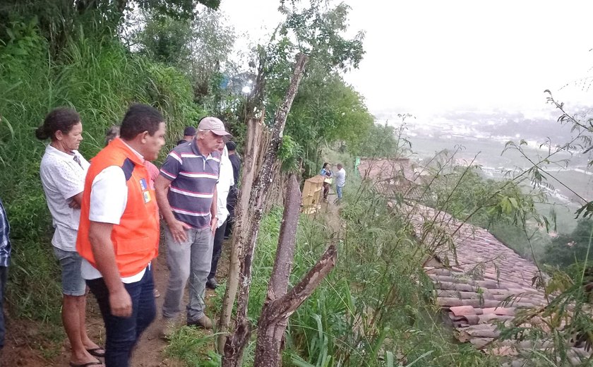 Prefeito Júlio Cezar visita comunidades atingidas pelas chuvas e anuncia medidas