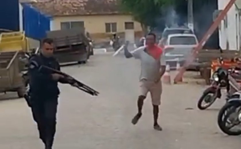 Homem é preso após perseguir policiais com facão no interior de Alagoas