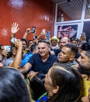 Bolsonaro é recebido com festa por apoiadores no aeroporto de Maceió