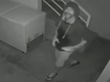 Vídeo mostra suspeito de furto invadindo sorveteria na Jatiúca