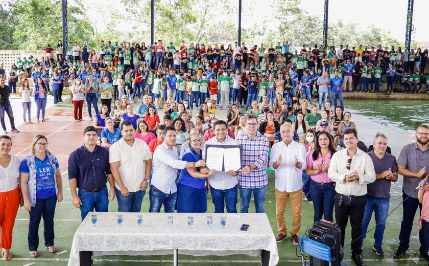 Prefeito de Palmeira dos Índios assina Ordem de Serviço para retomada das obras da Escola Marinete Neves