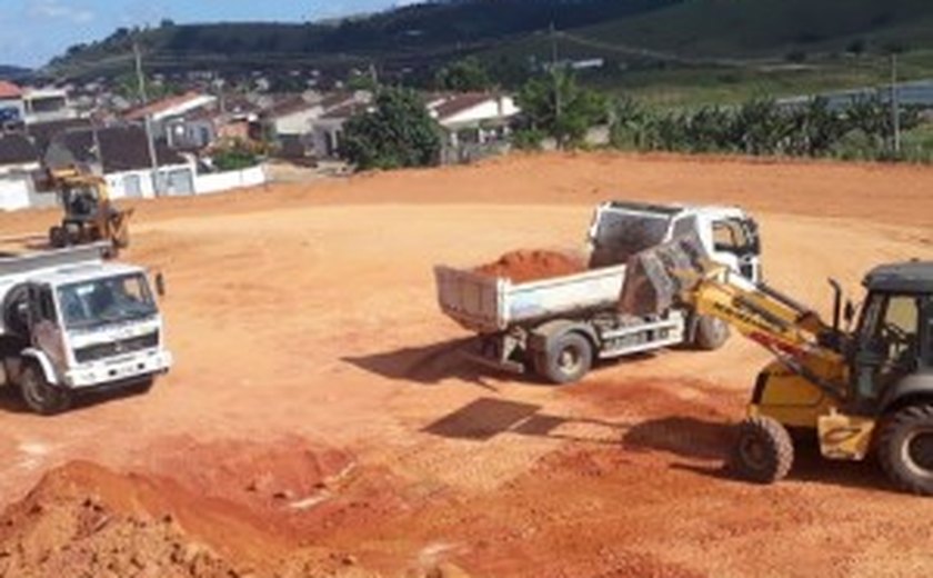 Prefeitura de Santana do Mundaú inicia terraplanagem para construção de Creche