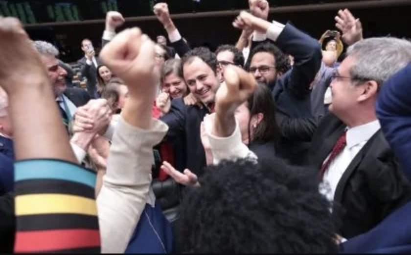 Acordo em cima da hora salva Glauber de cassação e dá suspensão de 6 meses