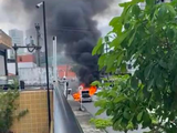 Vídeo: carro pega fogo e assusta moradores no bairro da Jatiúca, em Maceió