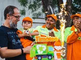 Criança de 3 anos ganha festa com tema gari e coletores participam da comemoração em Maceió