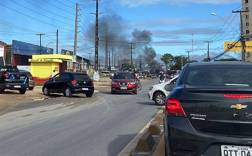 Protesto em Maceió deixa trecho da Avenida Menino Marcelo bloqueado e trânsito fica travado