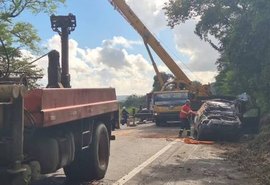 Carreta-cegonha tomba na BR-316 com 11 veículos entre Satuba e Pilar