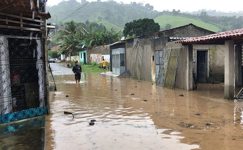 Chuva e queda de barreira deixam Santana do Mundaú ilhada