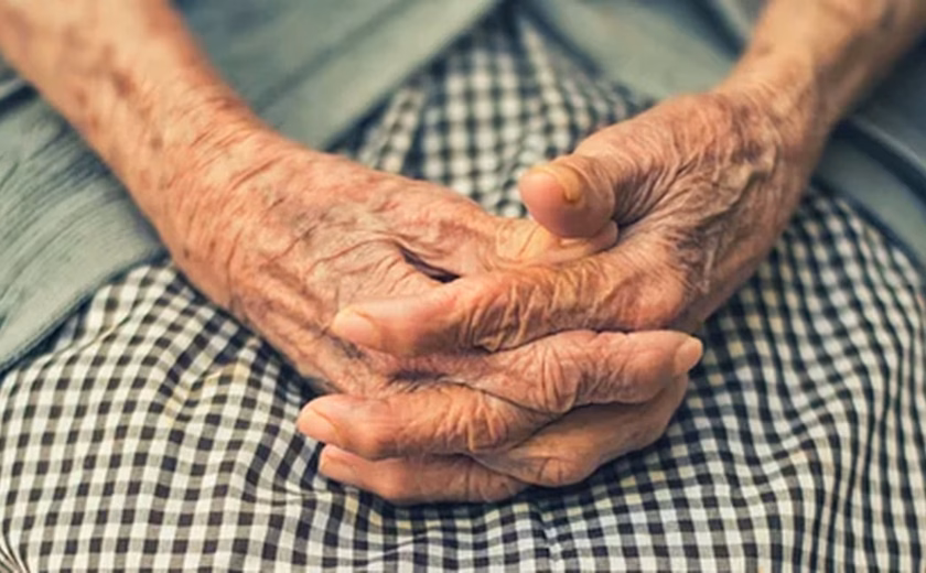 Jovem é indiciado por explorar financeiramente idosa que o considerava como ‘filho’