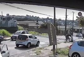 Mulher abandona carro e salva homem de ser atropelado por trem no Paraná