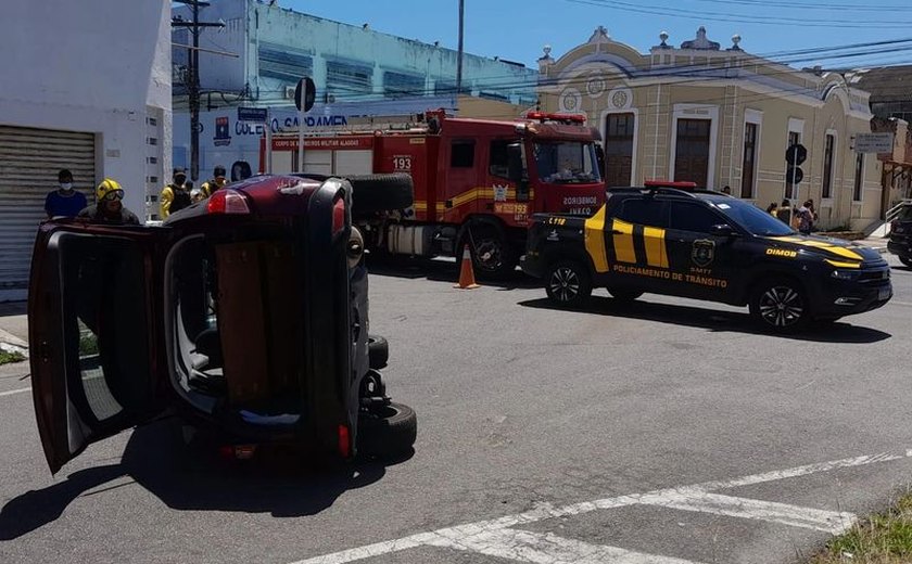 Veículo de passeio colide com táxi e capota no bairro do Farol