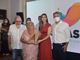 Dona Irinéia recebe homenagem em uma solenidade para artistas alagoanos