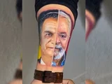 Homem faz tatuagem com os rostos de Lula e Bolsonaro