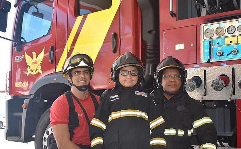 Garotinho com possibilidade de ficar cego até o fim do ano tem seu sonho realizado pelo Corpo de Bombeiros