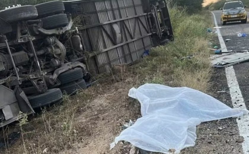 Acidente com ônibus de time de basquete deixa 7 mortos e dezenas de feridos no Ceará