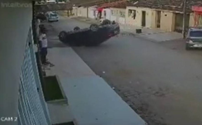 VÍDEO: Câmera flagra capotamento de carro em rua de União dos Palmares