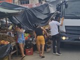 Caminhão de guindaste fica preso em tenda de feira em União dos Palmares