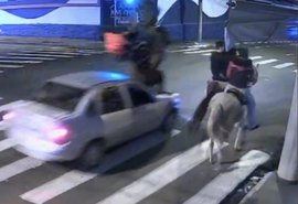 Carro atropela homem montado a cavalo em rua de Franca (SP); câmera flagra acidente