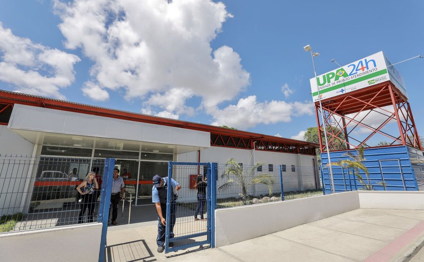 Homem invade UPA, agride médico e três policiais militares