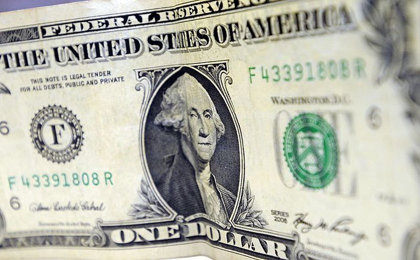 Com terceira queda seguida, dólar fecha o dia cotado a R$ 4,80