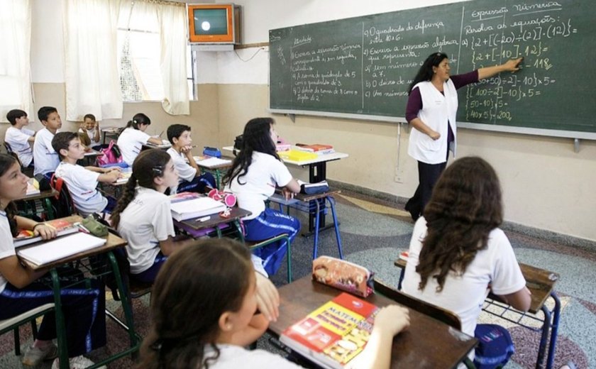 Governador anuncia bônus de R$ 90 milhões para servidores da Educação de Alagoas