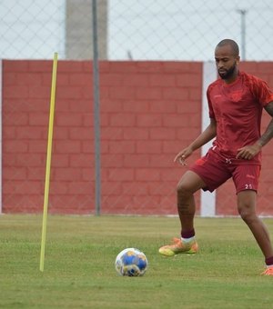 Vivendo momento ruim dentro de casa, Wesley trata duelo do CRB com o Sampaio como final