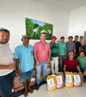 Prefeitura de Santana do Mundaú realiza distribuição de sementes para agricultores