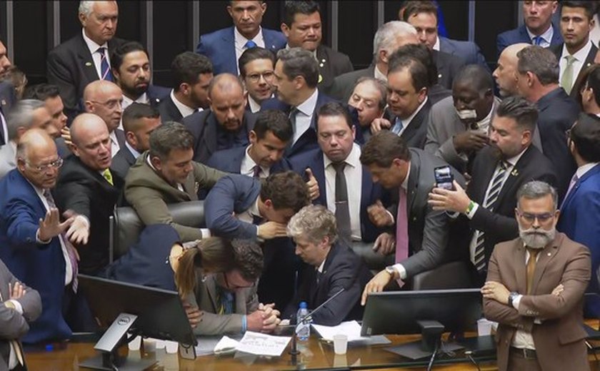 Grupo de parlamentares tenta desmoralizar presidente da Câmara durante protesto no plenário