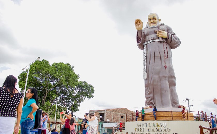 Romeiros de Alagoas e Pernambuco visitam Santuário Frei Damião