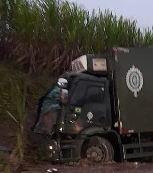Acidente entre caminhões do Exército deixa duas pessoas feridas em São José da Laje