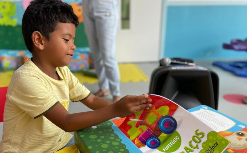 Prefeitura de Branquinha entrega material didático aos alunos da Educação Infantil