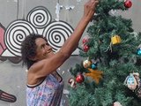 Casal em situação de rua monta árvore de Natal resgatada em meio a recicláveis: 'Do lixo ao luxo'