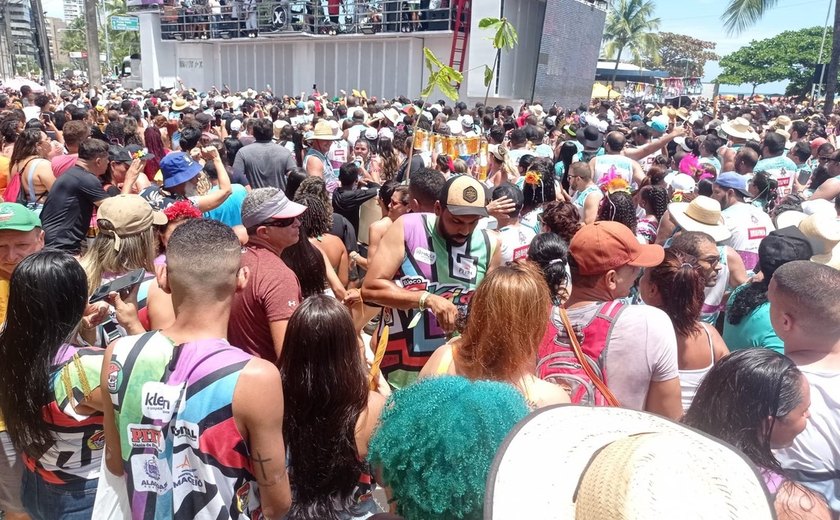 Blocos reúnem foliões na abertura das prévias em Maceió